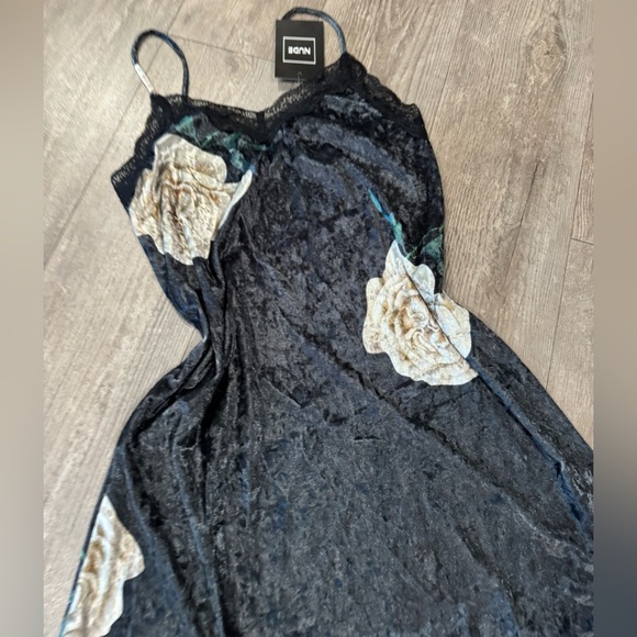 SOLD❤️FINAL SALE💐 NUDE piper velvet slip dress ✨ - Picture 6 of 10